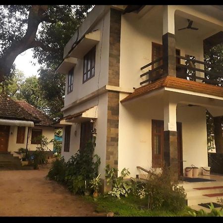 Abru'S Holidays International Travelers Alappuzha Eksteriør bilde